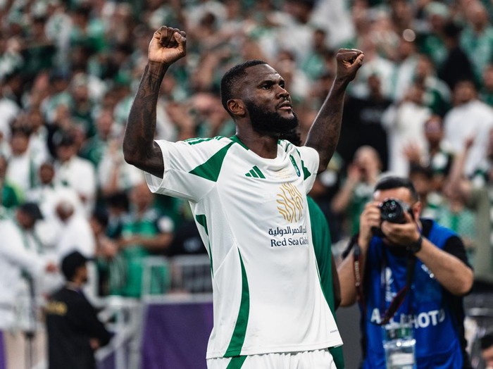 JEDDAH, SAUDI ARABIA - MAY 03: Franck Kessié #79 of Al Ahli celebrates after scoring against Kawasaki Frontale during the AFC Champions League Elite Finals match between Al Ahli v Kawasaki Frontale at King Abdullah Sports City Hall Stadium on May 03, 2025 in Jeddah, Saudi Arabia. (Photo by Clicks Images/Getty Images)