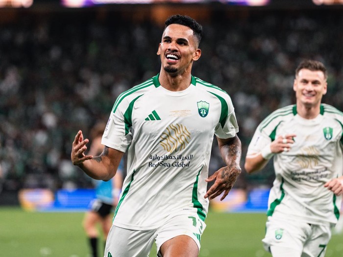 JEDDAH, SAUDI ARABIA - MAY 03: Wenderson Galeno #3 of Al Ahli celebrates after scoring against Kawasaki Frontale during the AFC Champions League Elite Finals match between Al Ahli v Kawasaki Frontale at King Abdullah Sports City Hall Stadium on May 03, 2025 in Jeddah, Saudi Arabia. (Photo by Clicks Images/Getty Images)