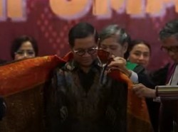Video Pramono Diberi Ulos oleh HKI: Ini Kehormatan Bagi Saya