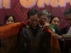 Video Pramono Diberi Ulos oleh HKI: Ini Kehormatan Bagi Saya Video Pramono Diberi Ulos oleh HKI: Ini Kehormatan Bagi Saya
