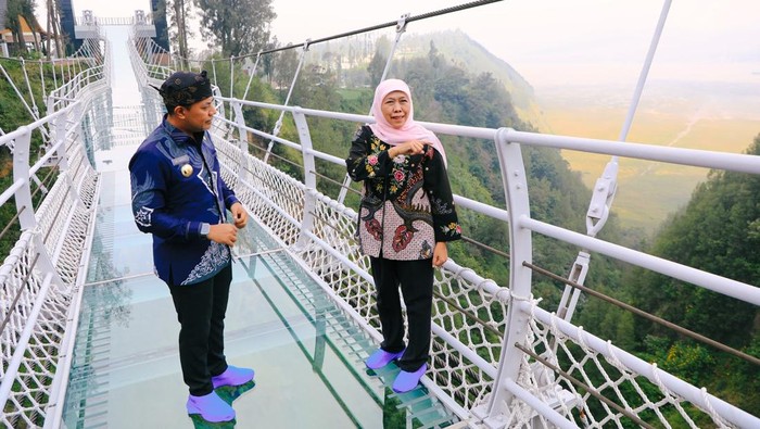 Gubernur Jawa Timur Khofifah Indar Parawansa Gubernur Jawa Timur Khofifah Indar Parawansa mendatangi Jembatan Kaca Seruni Point di Kabupaten Probolinggo