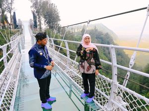 Khofifah Tawarkan Jembatan Kaca Seruni Point untuk Genjot Wisata Bromo Khofifah Tawarkan Jembatan Kaca Seruni Point untuk Genjot Wisata Bromo