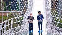 Khofifah Takjub Keindahan Bromo dari Jembatan Kaca Seruni Point