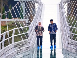 View-nya Bikin Takjub! Khofifah Ajak Wisatawan Coba Jembatan Kaca di Bromo