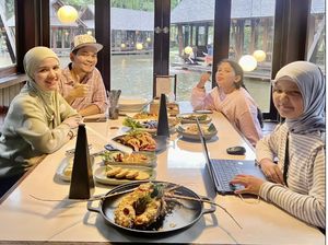 Bahagianya Indra Bekti Makan Bareng Keluarga dan Dapat Kiriman Makanan Bahagianya Indra Bekti Makan Bareng Keluarga dan Dapat Kiriman Makanan