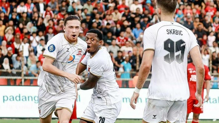 Jordy Wehrmann, pemain Madura United dikala menjalankan selebrasi usai mencetak gol ke gawang Semen Padang
