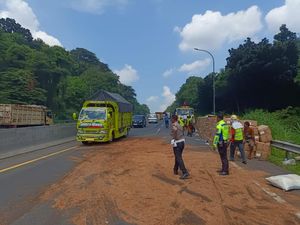 Kecelakaan Beruntun Libatkan 3 Kendaraan di Tol Krapyak Semarang Kecelakaan Beruntun Libatkan 3 Kendaraan di Tol Krapyak Semarang