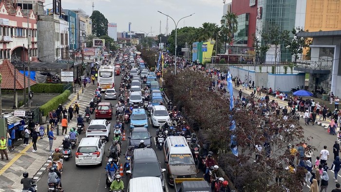 Kemacetan di Jalan Margonda Raya arah Depok di saat CFD perdana hari ini. (Devi/detikcom) Kemacetan di Jalan Margonda Raya arah Depok di saat CFD perdana hari ini. (Devi/detikcom)