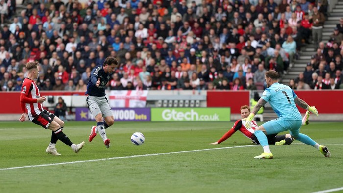 Liga Inggris BRENTFORD, ENGLAND - MAY 04: Mason Mount of Manchester United scores his teams first goal as Mark Flekken of Brentford fails to make a save during the Premier League match between Brentford FC and Manchester United FC at Brentford Community Stadium on May 04, 2025 in Brentford, England. (Photo by Richard Heathcote/Getty Images)