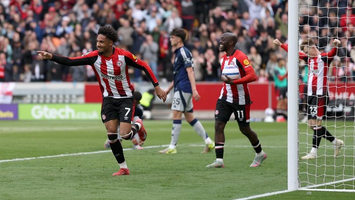 Liga Inggris BRENTFORD, ENGLAND - MAY 04: Kevin Schade of Brentford celebrates scoring his teams third goal during the Premier League match between Brentford FC and Manchester United FC at Brentford Community Stadium on May 04, 2025 in Brentford, England. (Photo by Richard Heathcote/Getty Images)