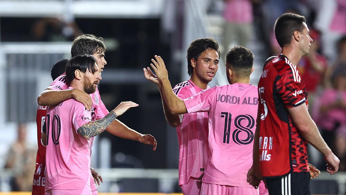 Lionel Messi (kiri) merayakan golnya ke gawang RBNY. Foto: Getty Images/Megan Briggs