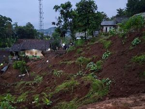 Longsor di Cisalak Sumedang, 13 Rumah Warga Terancam Longsor di Cisalak Sumedang, 13 Rumah Warga Terancam