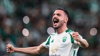 Dan Merih Demiral juga menambah benua yang berhasil ditaklukkannya. Bek Turki itu pernah juara Serie A di Juventus, dan kini merasakan trofi di Asia bersama Al Ahli. (Foto: Clicks Images/Getty Images)
