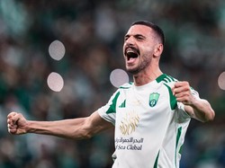 Dan Merih Demiral juga menambah benua yang berhasil ditaklukkannya. Bek Turki itu pernah juara Serie A di Juventus, dan kini merasakan trofi di Asia bersama Al Ahli. (Foto: Clicks Images/Getty Images)