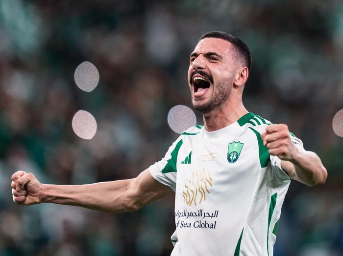 JEDDAH, SAUDI ARABIA - MAY 04: Merih Demiral #28 of Al Ahli  celebrate after winning against Kawasaki Frontale during the AFC Champions League Elite Finals match between Al Ahli v Kawasaki Frontale at King Abdullah Sports City Hall Stadium on May 04, 2025 in Jeddah, Saudi Arabia. (Photo by Clicks Images/Getty Images)