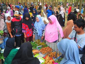 Pasar Kuliner Tradisional di Hutan Jati Kudus Ramai Diserbu Pengunjung Pasar Kuliner Tradisional di Hutan Jati Kudus Ramai Diserbu Pengunjung