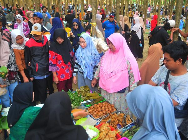 Pasar Kuliner Tradisional di Hutan Jati Kudus Ramai Diserbu Pengunjung