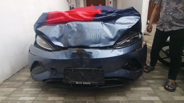 Penampakan kendaraan beroda empat BYD tubruk lari di Tol Pluit. (Dok. ist)
