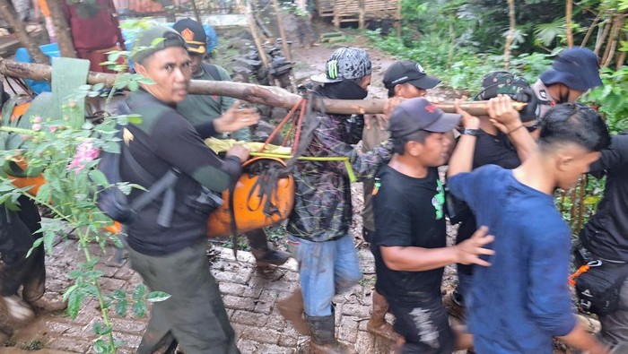 Evakuasi mayat pendaki Gunung Saeng di Bondowoso