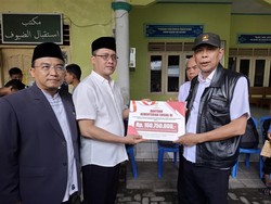 Wamensos Serahkan Tali Asih Santri Gontor Magelang Korban Tembok Ambrol