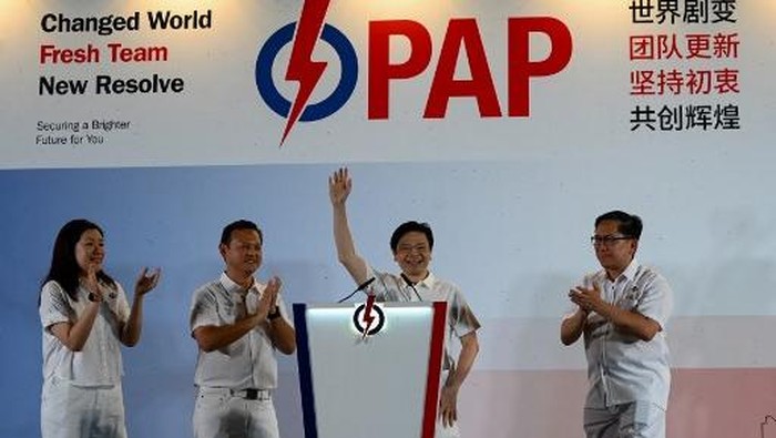 Perdana Menteri Singapura Lawrence Wong dari Partai Aksi Rakyat (PAP) melambaikan tangan terhadap para pendukungnya dikala merayakan hasil pemilu di sentra konferensi partai tersebut, di Singapura pada 3 Mei 2025. Singapore Prime Minister Lawrence Wong of the Peoples Action Party (PAP) waves to supporters as he celebrates at the partys gathering centre during the general election results, in Singapore on May 3, 2025. Singapores ruling party headed for a crushing victory at general elections on May 3, sample counts showed, with voters giving Prime Minister Lawrence Wong the clear mandate he was seeking. (Photo by Roslan RAHMAN / AFP)