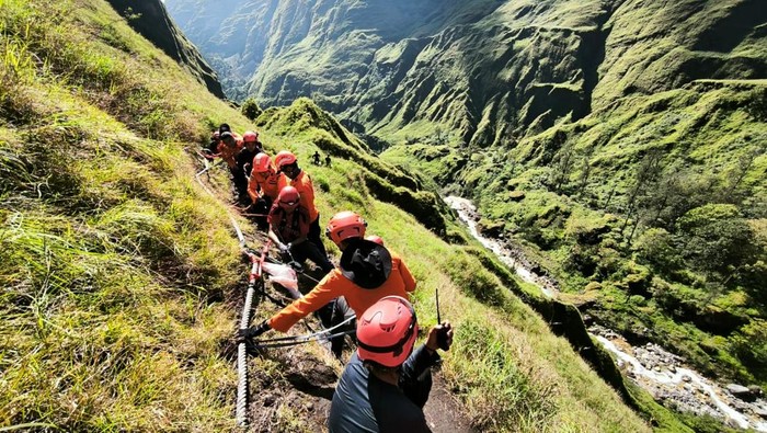 Proses penyelamatan mayit pendaki Malaysia meninggal terjatuh di jalur Torean, Gunung Rinjani, Lombok, NTB, Minggu (4/5/2025). Proses penyelamatan mayit pendaki Malaysia meninggal terjatuh di jalur Torean, Gunung Rinjani, Lombok, NTB, Minggu (4/5/2025).