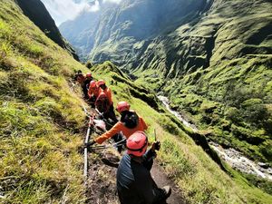 Momen Evakuasi Jenazah Pendaki Malaysia yang Jatuh di Jurang Rinjani Momen Evakuasi Jenazah Pendaki Malaysia yang Jatuh di Jurang Rinjani
