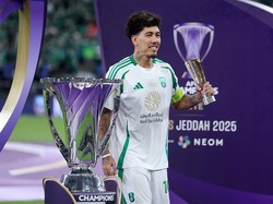 Sukses itu mengantar 7 pemain Al Ahli merasakan juara di Eropa dan Asia. Salah satunya Roberto Firmino, yang dulu membawa Liverpool juara Liga Inggris dan Liga Champions bersama Liverpool. Bersama Al Ahli, pemain Brasil itu bersinar dengan bikin 6 gol dan 7 assist di Liga Champions Asia Elite, dan dinobatkan pemain terbaik turnamen. (Foto: Getty Images/Yasser Bakhsh)