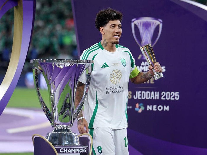 JEDDAH, SAUDI ARABIA - MAY 03: Roberto Firmino of Al-Ahli Saudi pose for a photo with the player of the match trophy during the AFC Champions League Elite Final between Al Ahli and Kawasaki Frontale at the King Abdullah Sports City Hall Stadium on May 03, 2025 in Jeddah, Saudi Arabia. (Photo by Yasser Bakhsh/Getty Images)