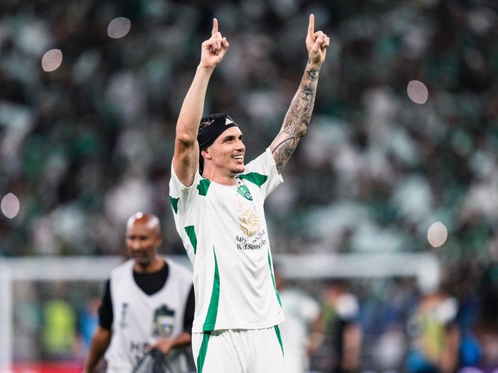 JEDDAH, SAUDI ARABIA - MAY 03: : Roger Ibanez #3 of Al Ahli  celebrates after winning against Kawasaki Frontale during the AFC Champions League Elite Finals match between Al Ahli v Kawasaki Frontale at King Abdullah Sports City Hall Stadium on May 04, 2025 in Jeddah, Saudi Arabia. (Photo by Clicks Images/Getty Images)