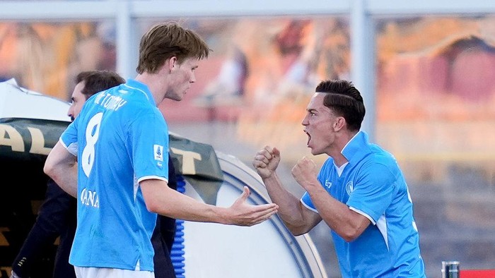 Giacomo Raspadori of SSC Napoli celebrates with Scott McTominay after scoring first goal during the serie Serie A Enilive match between US Lecce and SSC Napoli at Stadio Via del Mare on May 3, 2025 in Lecce, Italy  (Photo by Giuseppe Maffia/NurPhoto via Getty Images)