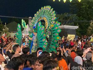 Tumplek Blek, Warga Padati Semarang Night Carnival 2025 Tumplek Blek, Warga Padati Semarang Night Carnival 2025