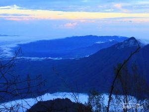 Cerita Mendaki Gunung Agung di Bali yang Penuh Filosofi dan Mitos Cerita Mendaki Gunung Agung di Bali yang Penuh Filosofi dan Mitos