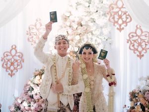 7 Foto Pernikahan Valerie Tifanka & Iptu Mochammad Andhika, Kental Adat Jawa 7 Foto Pernikahan Valerie Tifanka & Iptu Mochammad Andhika, Kental Adat Jawa