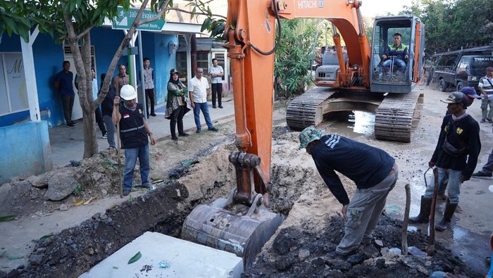 Wali Kota Lampung Eva Dwiana di saat meninjau pengerjaan saluran air baru Wali Kota Lampung Eva Dwiana di saat meninjau pengerjaan saluran air baru