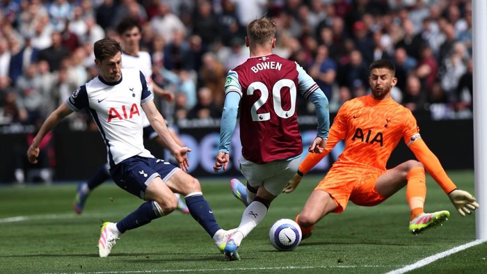 LONDON, ENGLAND - MAY 04: Jarrod Bowen of West Ham United scores through the legs of Guglielmo Vicario of Tottenham Hotspur during the Premier League match between West Ham United FC and Tottenham Hotspur FC at London Stadium on May 04, 2025 in London, England. (Photo by West Ham United FC/West Ham United FC via Getty Images)