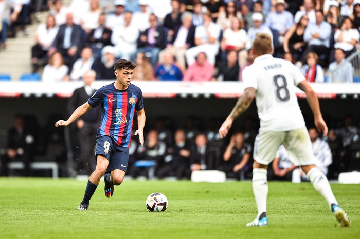 1244032208 Pedri and Toni Kroos during La Liga match between Real Madrid CF and FC Barcelona at Estadio Santiago Bernabeu on October 16, 2022 in Madrid, Spain. (Photo by Rubén de la Fuente Pérez/NurPhoto via Getty Images)