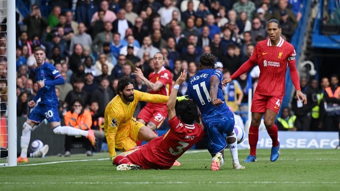 2213375421 LONDON, ENGLAND - MAY 04: Noni Madueke of Chelsea shoots before Virgil van Dijk of Liverpool clears the ball which deflects off team mate Jarell Quansah (not pictured) which leads to the second goal for Chelsea, an own goal by Jarell Quansah of Liverpool (not pictured), during the Premier League match between Chelsea FC and Liverpool FC at Stamford Bridge on May 04, 2025 in London, England. (Photo by Shaun Botterill/Getty Images)