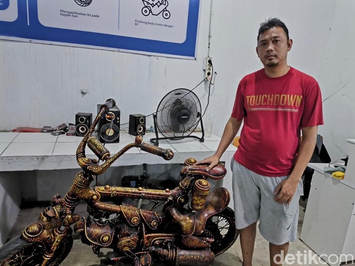 Agung dan motor batik adaptasi peninggalan ayahnya Agung dan motor batik adaptasi peninggalan ayahnya