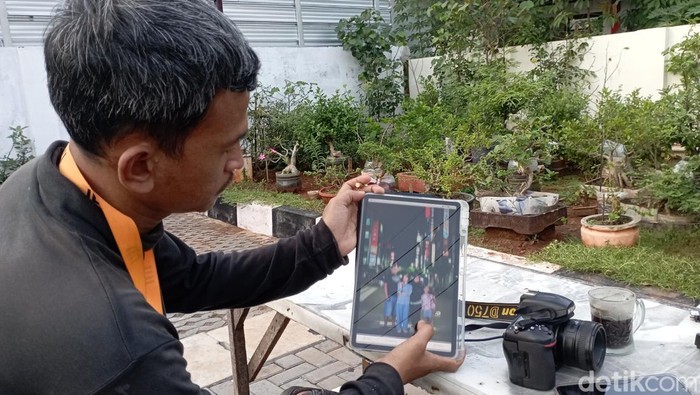 Ajat sang Fotografer yang cari cuan bareng AI di Alun-alun Indramayu fotografi fotografi