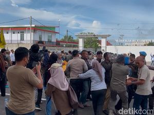 Demo Mahasiswa di DPRD Palopo Ricuh, Massa-Satpol PP Saling Dorong Demo Mahasiswa di DPRD Palopo Ricuh, Massa-Satpol PP Saling Dorong