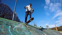 Aksi Skater Berusia 88 Tahun Taklukkan Arena di Bilbao Spanyol