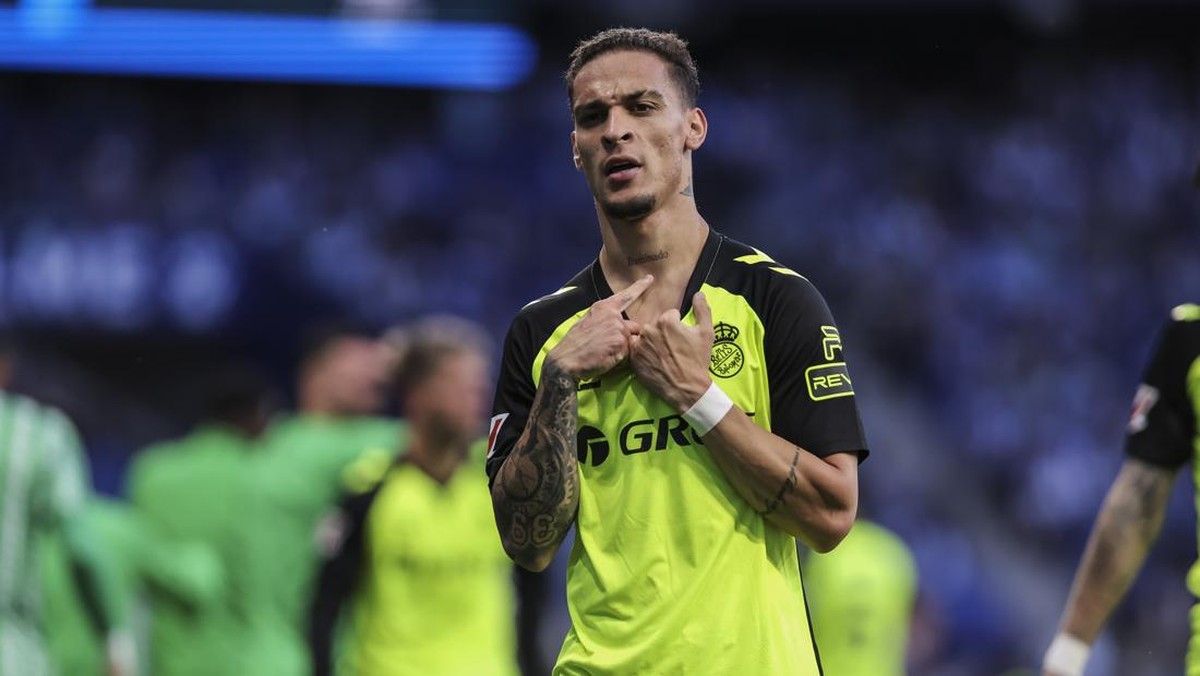 Winger Real Betis, Antony, merayakan golnya ke gawang Espanyol. (Foto: Javier Borrego/Europa Press via Getty Images)