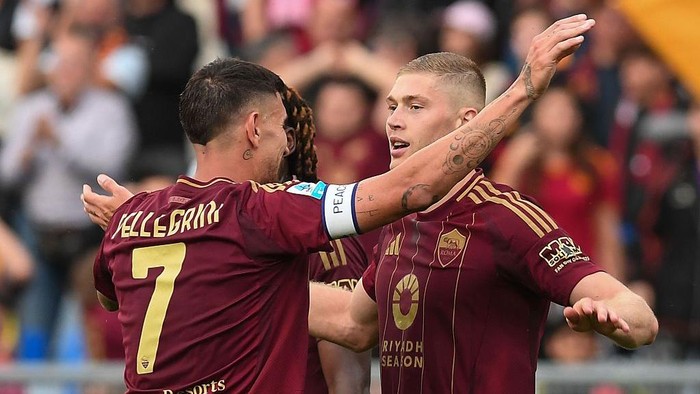 ROME, ITALY - MAY 04: Artem Dovbyk of AS Roma celebrates after scoring the opening goal during the Serie A match between AS Roma and Fiorentina at Stadio Olimpico on May 04, 2025 in Rome, Italy. (Photo by Silvia Lore/Getty Images)