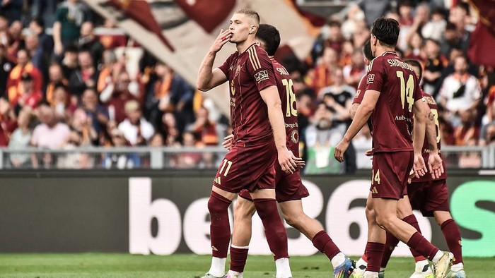 AS Roma ROME, ITALY - MAY 04: Artem Dovbyk of AS Roma celebrates after scoring a goal to make it 1-0 during the Serie A match between AS Roma and Fiorentina at Stadio Olimpico on May 04, 2025 in Rome, Italy. (Photo by Ivan Romano/Getty Images)