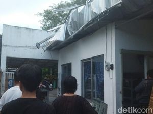 Diguyur Hujan Es dan Angin Kencang, Sejumlah Bangunan di Klaten Rusak Diguyur Hujan Es dan Angin Kencang, Sejumlah Bangunan di Klaten Rusak