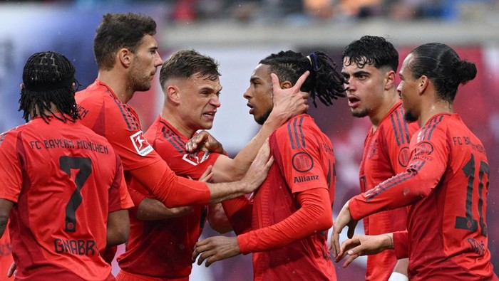 Soccer Football - Bundesliga - RB Leipzig v Bayern Munich - Red Bull Arena, Leipzig, Germany - May 3, 2025 Bayern Munichs Michael Olise celebrates scoring their second goal with Joshua Kimmich REUTERS/Annegret Hilse DFL REGULATIONS PROHIBIT ANY USE OF PHOTOGRAPHS AS IMAGE SEQUENCES AND/OR QUASI-VIDEO.