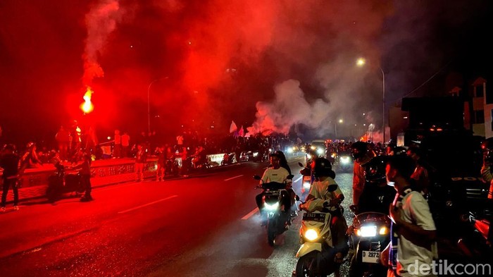 Bobotoh rayakan Persib juara di Flyover Pasupati. wanti wanti polisi