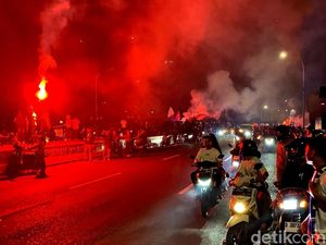 Rayakan Persib Juara, Flyover Pasupati Menyala Rayakan Persib Juara, Flyover Pasupati Menyala