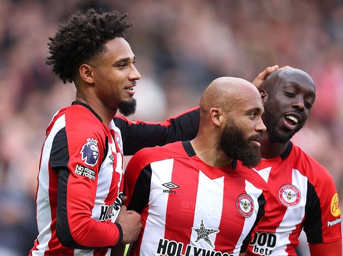 BRENTFORD, ENGLAND - MAY 4: Kevin Schade of Brentford celebrates scoring their 3rd goal with Bryan Mbeumo and Yoane Wissa during the Premier League match between Brentford FC and Manchester United FC at Brentford Community Stadium on May 4, 2025 in Brentford, England. (Photo by Charlotte Wilson/Offside/Offside via Getty Images)